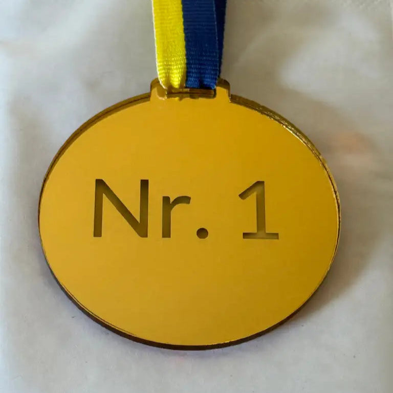 Express-presenter Medalj | Nr.1, med siffran 1 och ett blågult band, visas på en vit yta.