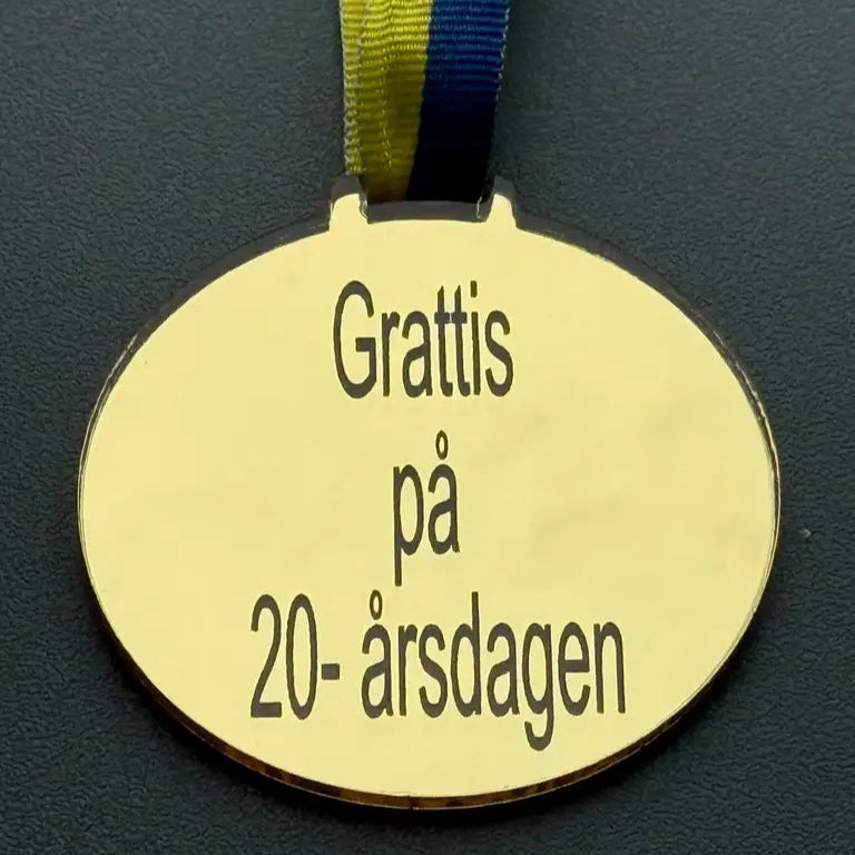 Medaljen Grattis på 20-årsdagen från Express-presenter är en oval medalj (spegelplast guld, 70 x 3 mm) med blågult band och svensk text: Grattis på 20-årsdagen ("Congratulations on your 20th birthday").
