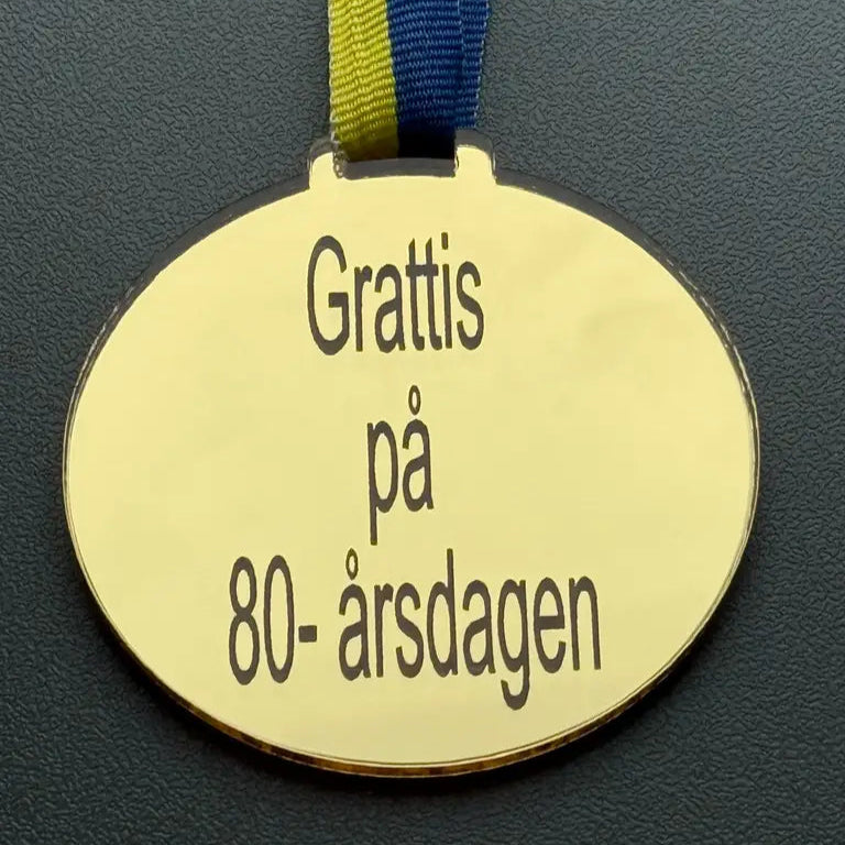 Medaljen Grattis på 80-årsdagen från Express-presenter är en oval guldmedalj i spegelplast (70 x 3 mm) på ett blågult band, graverad med den svenska frasen "Grattis på 80-årsdagen".