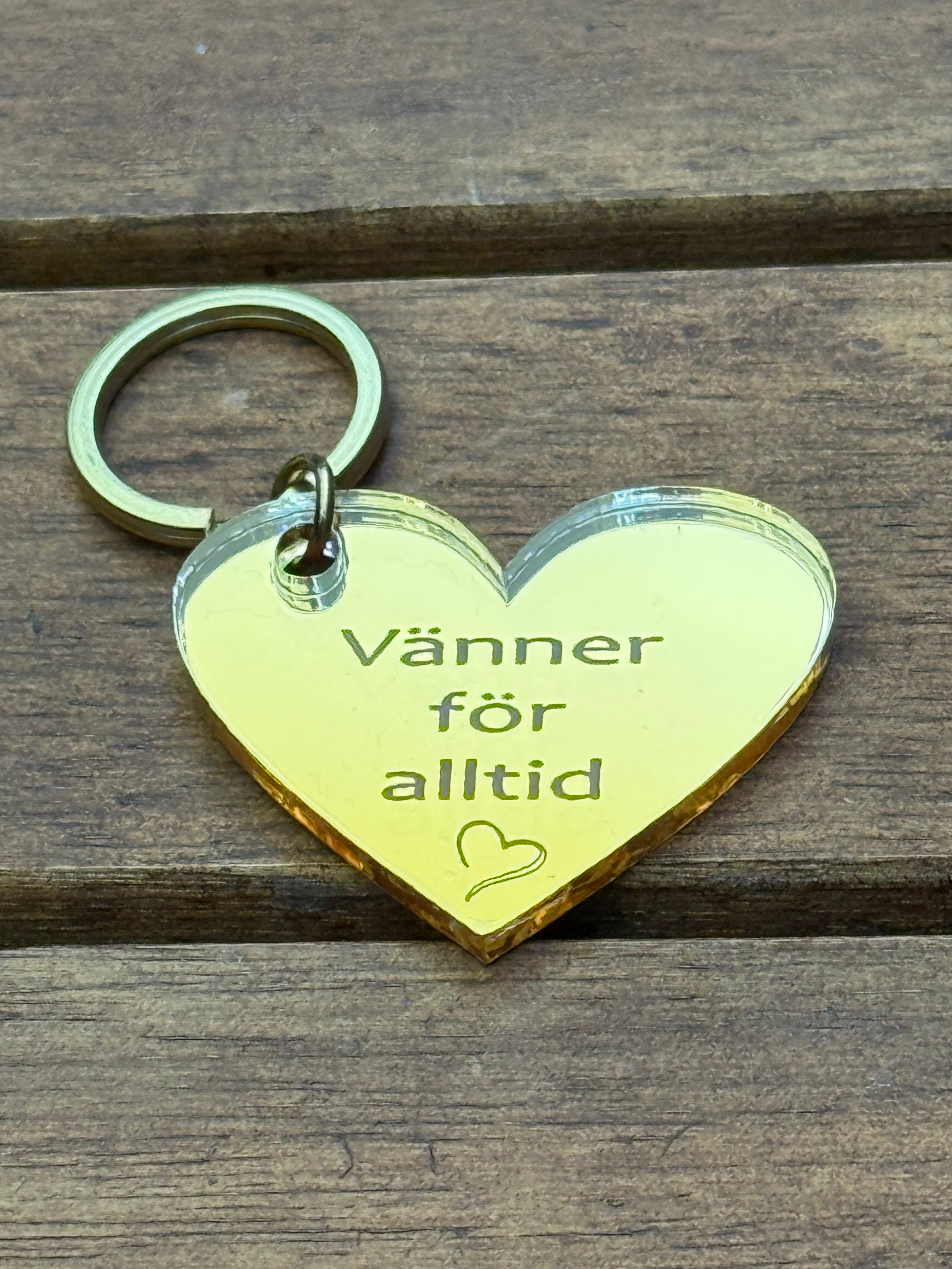 guldfärgad nyckelring med text