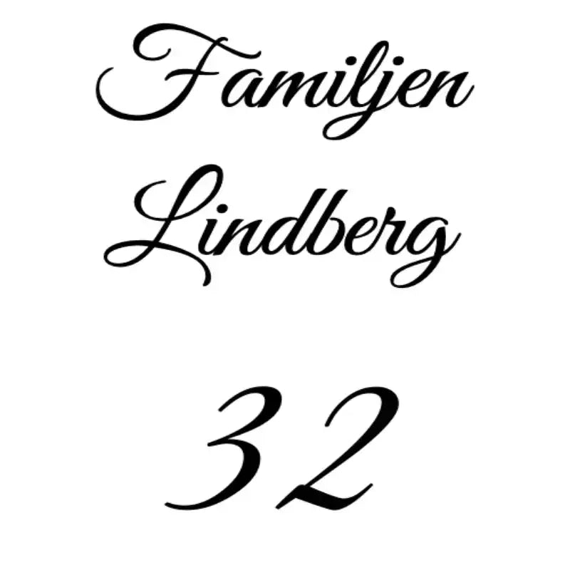 Express-presenter's Dekal brevlåda har en stiliserad svartskriven text som läser Familjen Lindberg ovanför siffran 32 på vit vinyl, vilket gör den till en perfekt självhäftande dekal för din brevlåda.