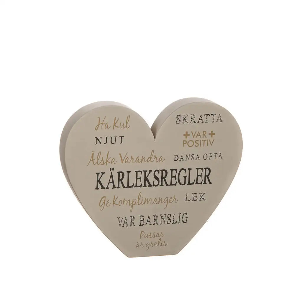 Expresspresenter.se Stående hjärta med text "Kärleksregler": Hjärtformad dekor med svenska fraser som "SKRATTA", "VAR POSITIV" & "Älska Varandra" i olika typsnitt på en vit bakgrund.