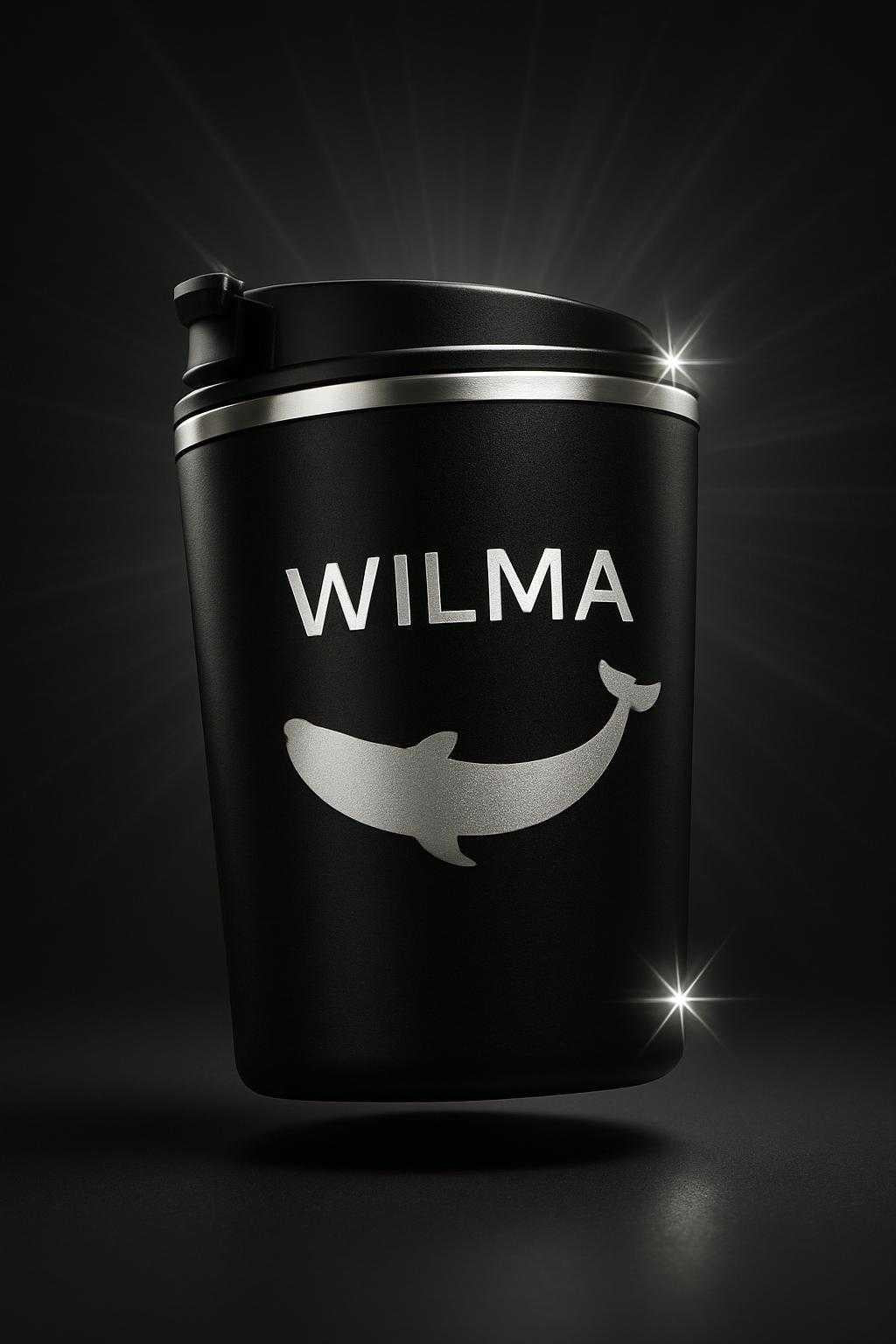 Svart termosmugg med graverad text wilma
