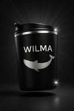 Svart termosmugg med graverad text wilma