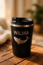svart termosmugg med graverad text wilma