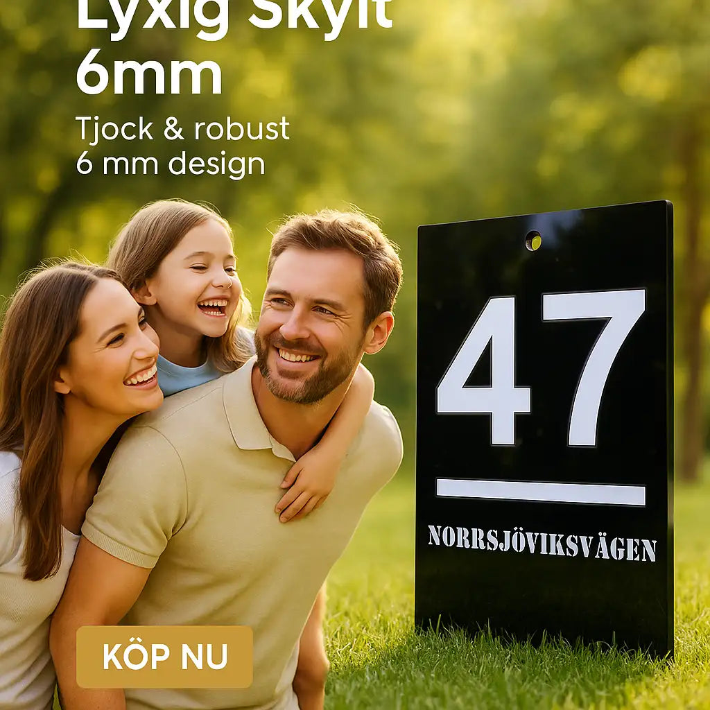 En leende familj på tre personer står utomhus bredvid en modern Fasadskylt exklusiv från Express-presenter-an akryl blanksvart skylt med 47 NORRSJÖVIKSVÄGEN i fet vit text. Svensk text och en KÖP NU (köp nu)-knapp överlagrar bilden.