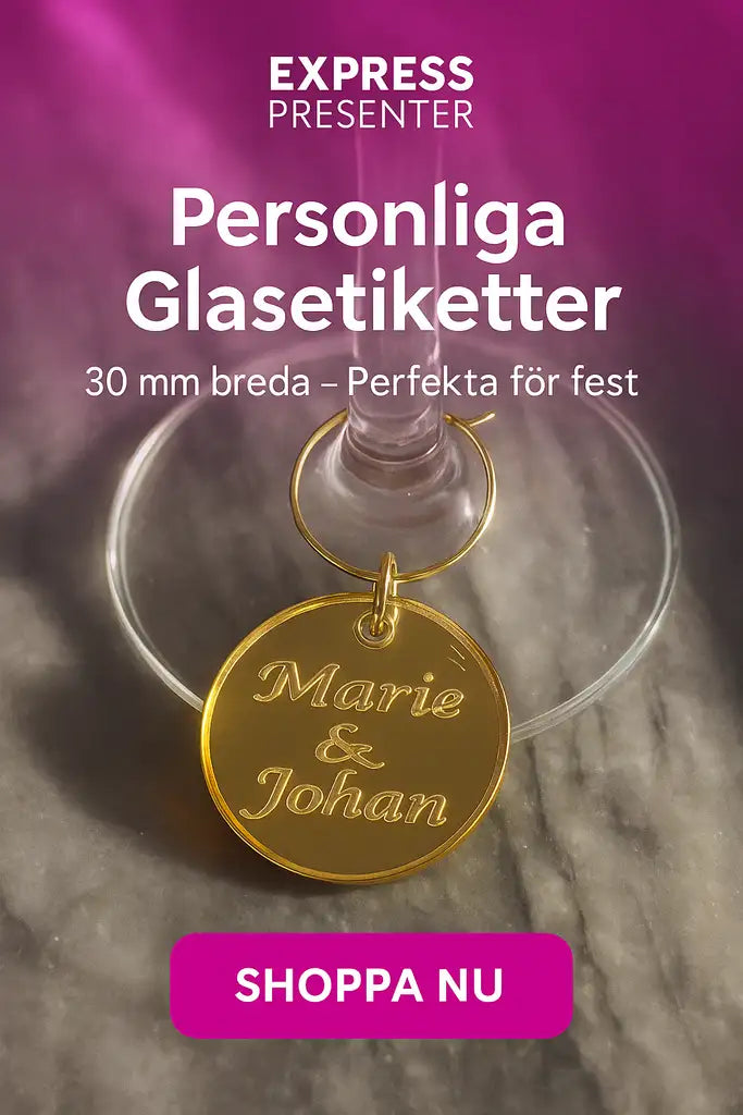 En Festdekoration för glas med gästernas namn från Expresspresenter.se med texten Marie & Johan hänger på ett glas. Ovan står "Personliga Glastiketter, 30 mm breda - Perfekta för fest." En rosa knapp nedanför säger SHOPPA NU.