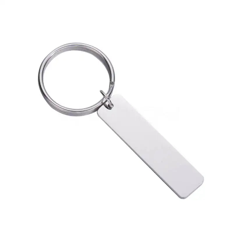 Nyckelring Pappa från Expresspresenter.se är en slät, rektangulär silvernyckelring i rostfritt stål med nyckelring. Den släta ytan och de rundade hörnen är idealiska för gravyr, här mot en vit bakgrund.