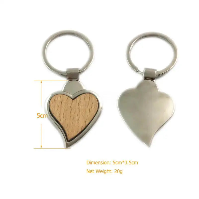 Expresspresenter.se:s Nyckelring | Hjärta trä set innehåller två hjärtformade nyckelringar: en med trä hjärta och metallkant, den andra i rostfritt stål. Båda mäter 5cm x 3,5cm och väger 20g, detaljer visas i gul text bredvid varje.
