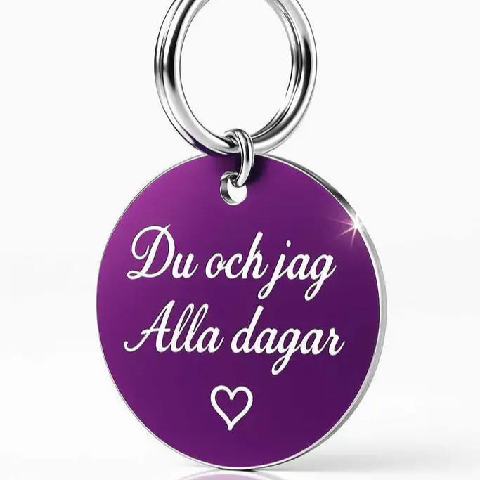 Express-presenter Nyckelring | Du och jag alla dagar är en rund, mörklila nyckelring med silverring. Den har vit svensk text "Du och jag Alla dagar" och en liten hjärtsymbol under orden.