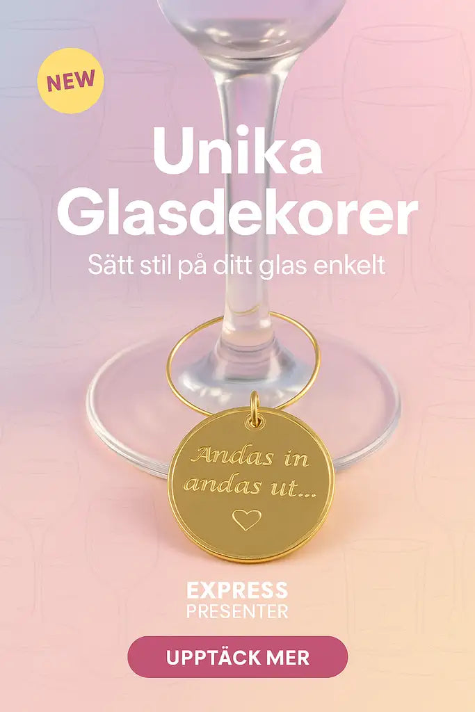 A Dekoration till glas från Expresspresenter.se - en vinglasberlock i akryl med texten "andas in andas ut..." - hänger på ett vinglas mot en rosa bakgrund med svensk text om unika glasdekorationer. På en knapp står det UPPTÄCK MER.