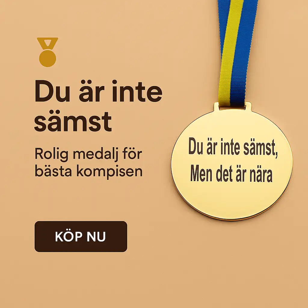 En guldmedalj Du är inte sämst från Express-presenter med spegelplast, blågult sverigeband och svensk text "Du är inte sämst, men det är nära." En rolig present till en vän. KÖP NU-knappen visas på en solbrun bakgrund.