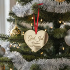 Julhänge i form av ett rött hjärta med texten “God Jul önskar” och rött satinband – perfekt julgransdekoration